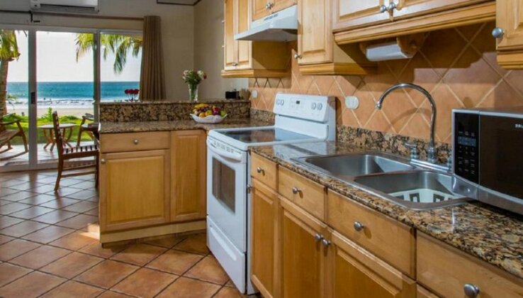 Villas Iguana A-13 Beachfront Condo - Photo4