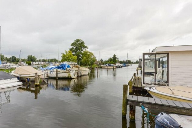 Bright and Comfortable Houseboat