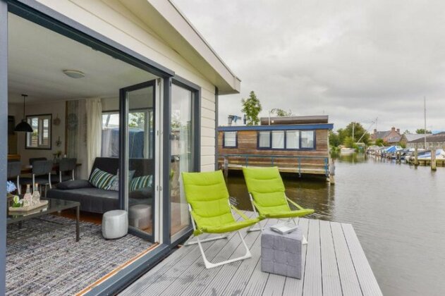 Bright and Comfortable Houseboat - Photo2