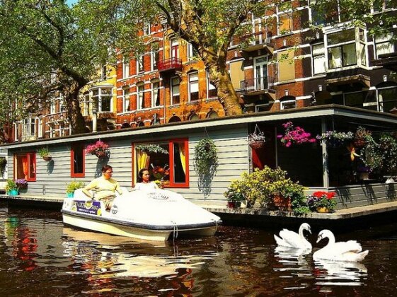 PhilDutch Houseboat Bed and Breakfast