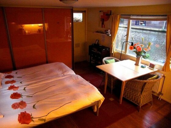 PhilDutch Houseboat Bed and Breakfast - Photo2