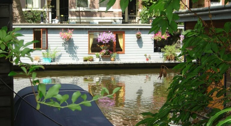 PhilDutch Houseboat Bed and Breakfast - Photo5