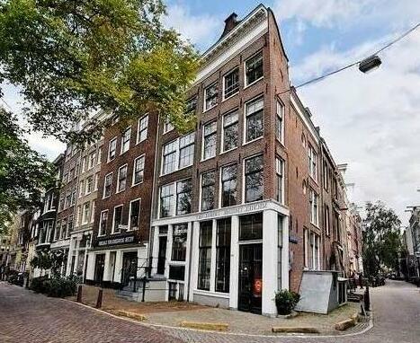 Spiegelgracht Apartments with Canal View