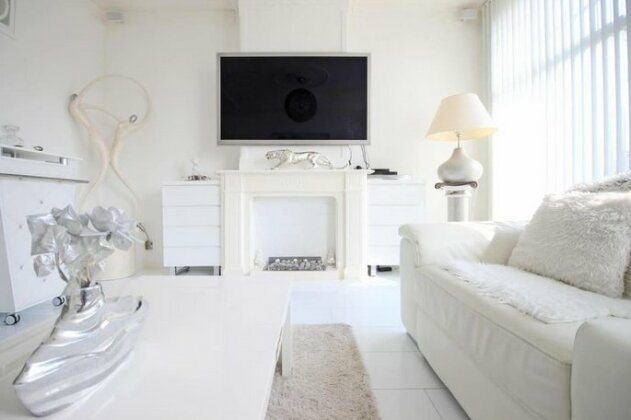 White Luxury Penthouse in City Centre