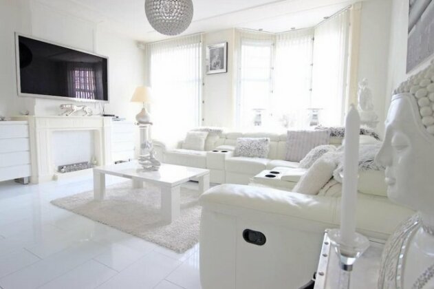 White Luxury Penthouse in City Centre - Photo3