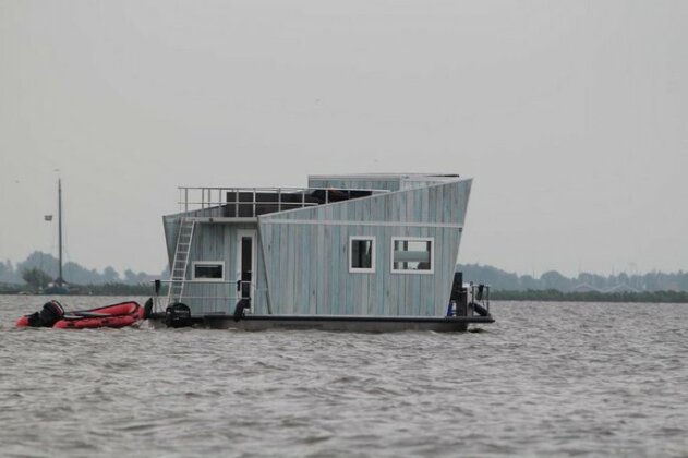 Tiny Houseboat - Photo3