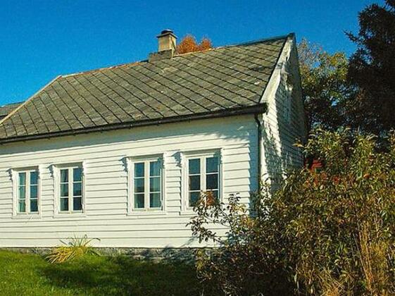 Four-Bedroom Holiday home in Fjortoft