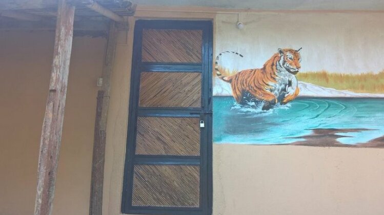 Tharu Lodge - Photo3