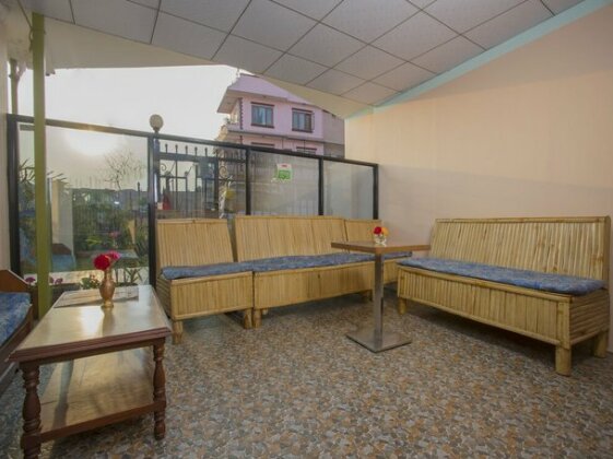 OYO 271 Hotel Golden Three - Photo4