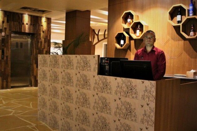 Teeka's Holiday Inn - Photo2