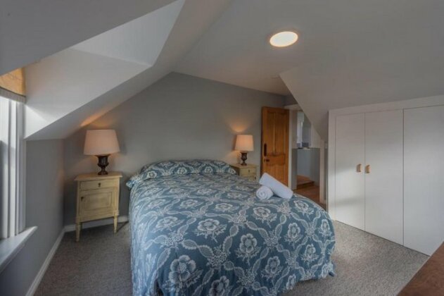 Akaroa Waterfront Apartment - Photo4