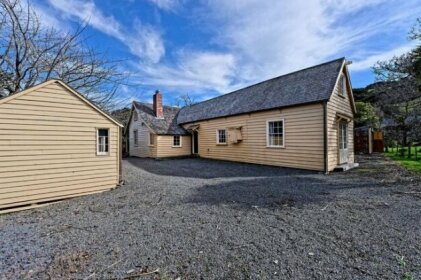 Historic Pavitt Cottage - Robinsons Bay Holiday Home