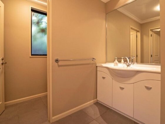 Onuku Outlook - Akaroa Holiday Home - Photo3
