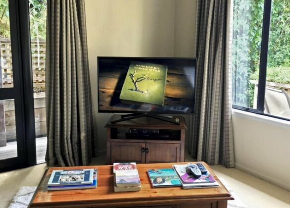 Secluded Getaway - Romantic and Tranquil Akaroa Holiday Home - Photo4