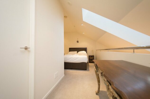 ARent - Serviced CBD 3 Bed Room Penthouse - Photo2