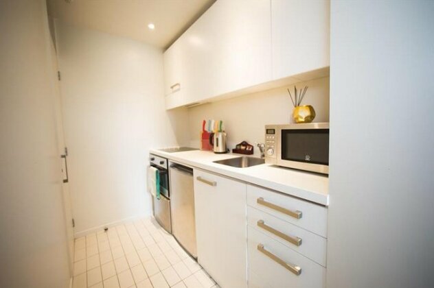 Beautiful Sunny Two Bedroom Apartment - Photo3