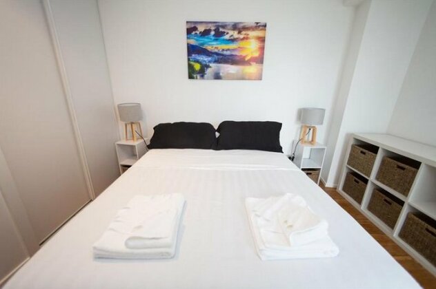 City Center Two Bedroom Apartment- Pool and Gym - Photo5