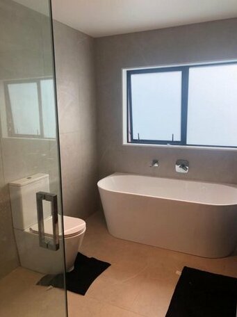 Clean & Modern Ensuit Close to City & Airport - Photo5