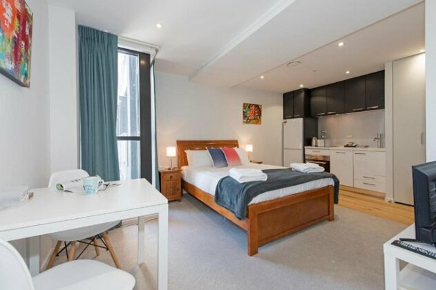 Colourful Bright Studio Queens Resid Pool & Gym - Photo3