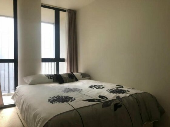 Cosy 2 Bed CBD Apartment With Balcony