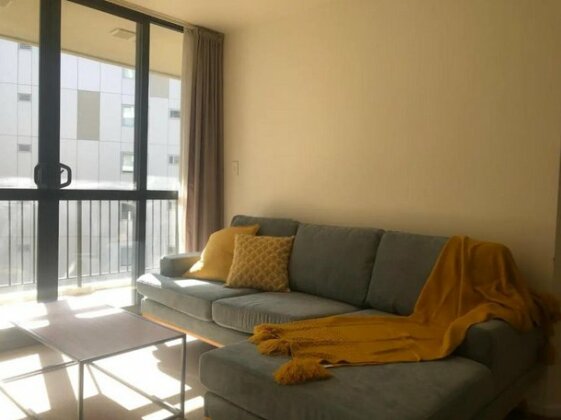 Cosy 2 Bed CBD Apartment With Balcony - Photo2
