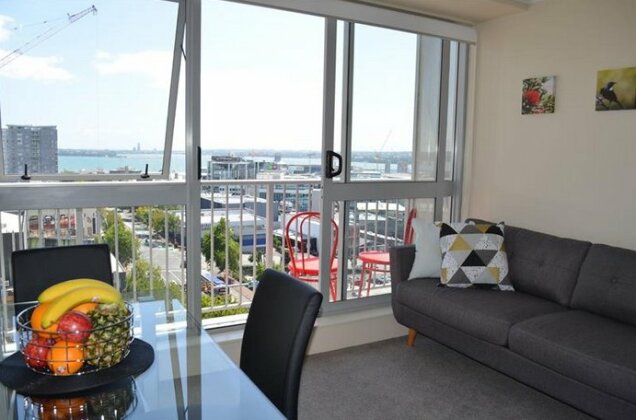 Cosy and Homey Two Bedroom Apartment with Stunning harbour views - Photo2