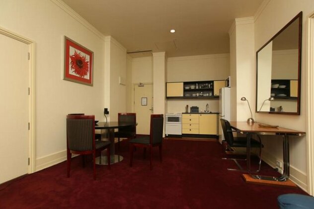 Elegant One-Bedroom Apartment - Photo3