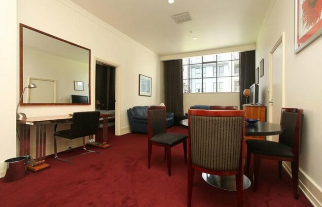 Elegant One-Bedroom Apartment - Photo5