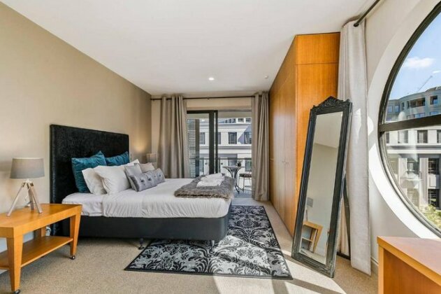 Enormous One Bedroom Beauty in CBD Free Parking - Photo4