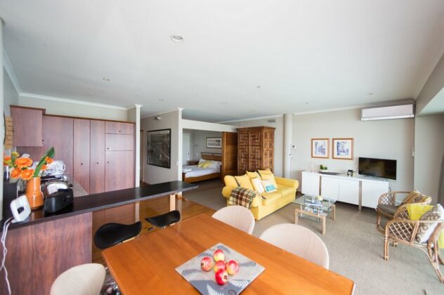 Fabulous Waterfront One Bedroom Apartment - Photo3