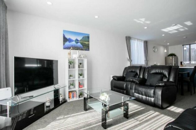 Gorgeous 3 Bedroom Townhouse with Car Park - Photo2