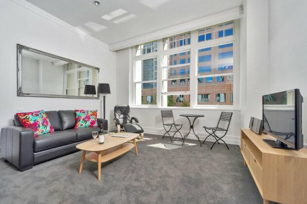 Inner city spacious one bedroom apartment - Photo2
