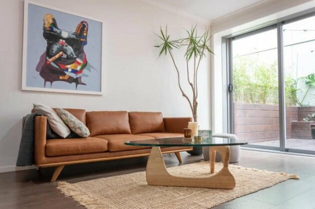 Modern 1 Bedroom Apartment with Spacious Courtyard in CBD - Photo2