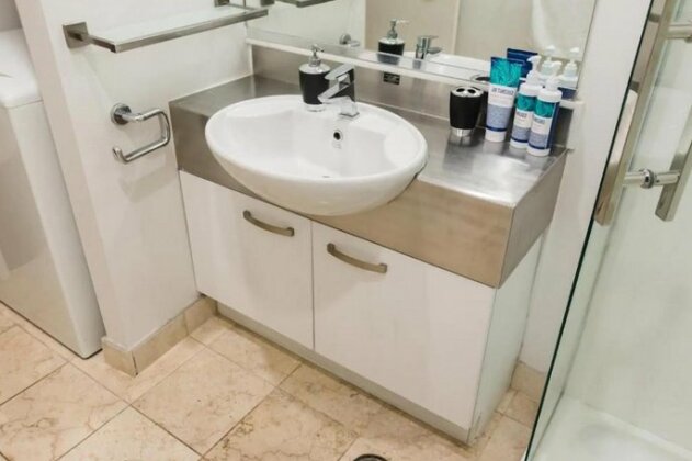 Modern 1 Bedroom Apartment with Spacious Courtyard in CBD - Photo3