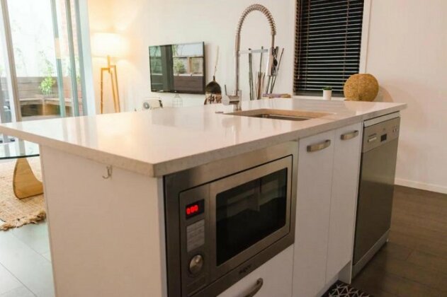 Modern 1 Bedroom Apartment with Spacious Courtyard in CBD - Photo5
