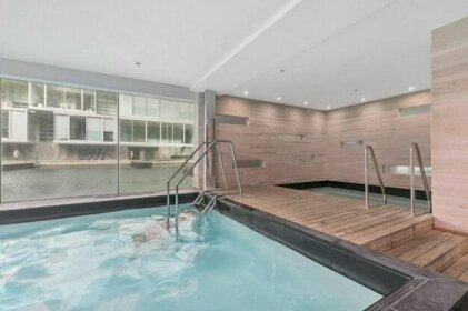 Modern and Minimalist Apt with Gym Pool and Free Parking