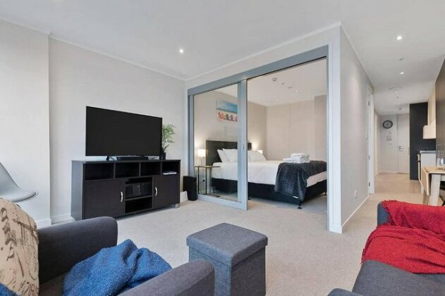 Modern CBD Apartment with Study Great Location - Photo4