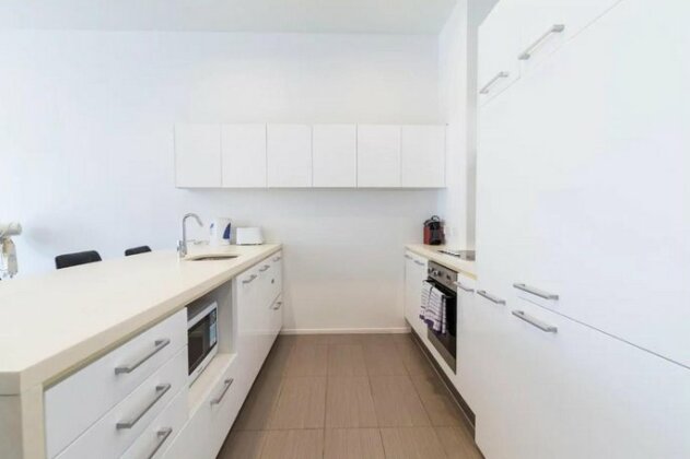 Modern CBD Auckland Apartment - Photo3