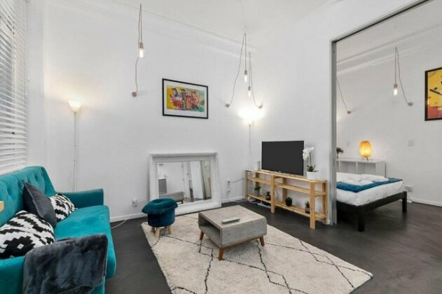 Newly-Decorated One Bedroom on Queen Street CBD - Photo2