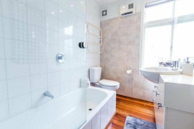Newly Renovated 3 Bedroom Villa in Remuera - Photo4