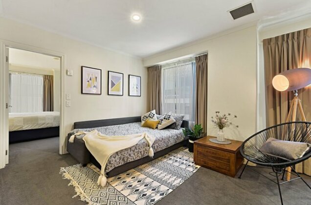 One Bedroom Apartment on Queen Street - Photo5