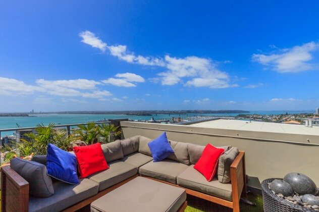 Penthouse with Breathtaking views Short Walk to SkyTower