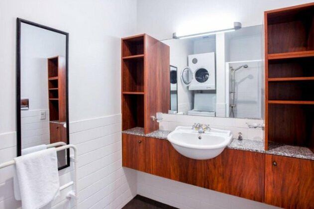 Prime Waterfront 1 Bedroom Corner Apartment - Photo3