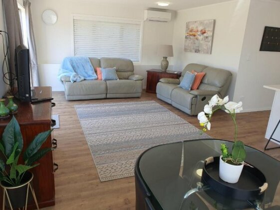 Private 2 Bedroom Apartment Castor Bay Auckland - Photo2