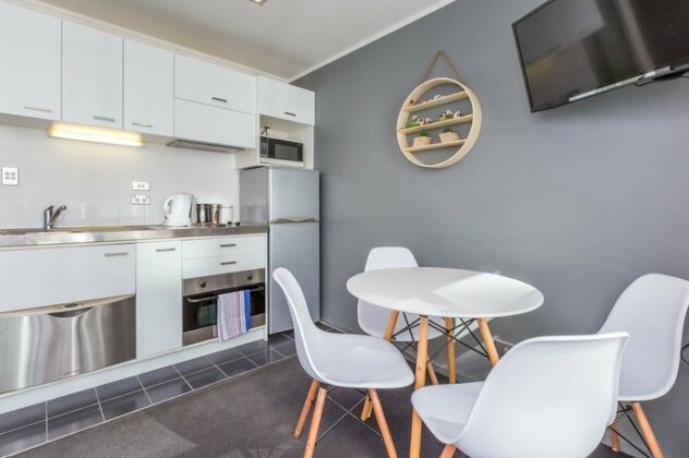Queen Street Two Bedroom Apartment - Photo5