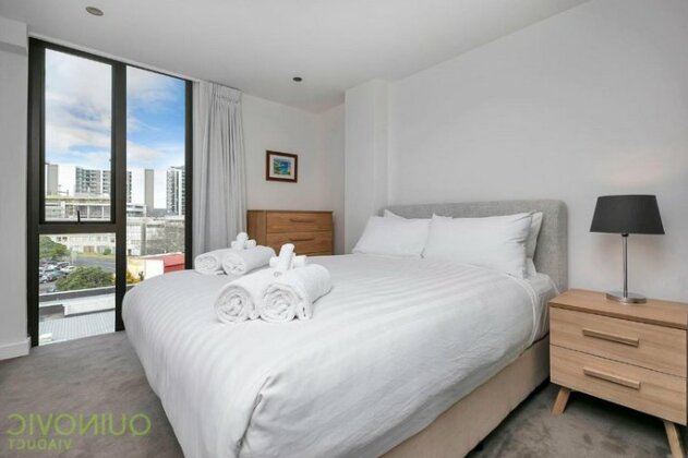 Quinovic Viaduct Luxury Victoria Park Apartment 813 - Photo4