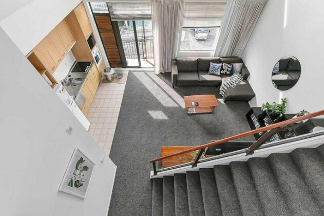 Roomy High-Ceiling Loft Apartment - Free Parking - Photo2