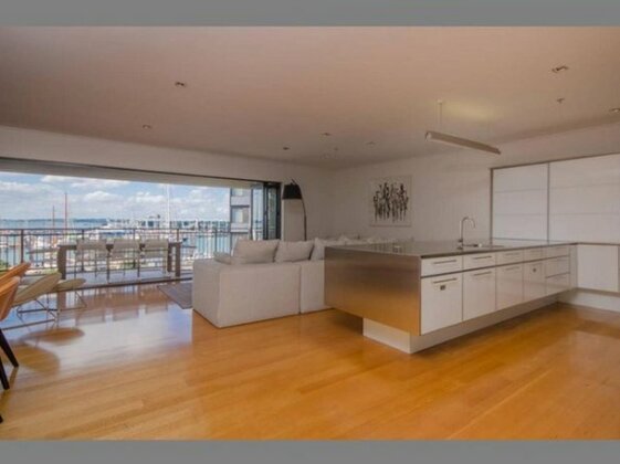 Spacious Apt w/Harbour View Free Parking & Pool - Photo3