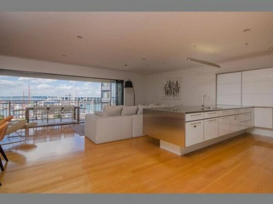 Spacious Apt w/Harbour View Free Parking & Pool - Photo3