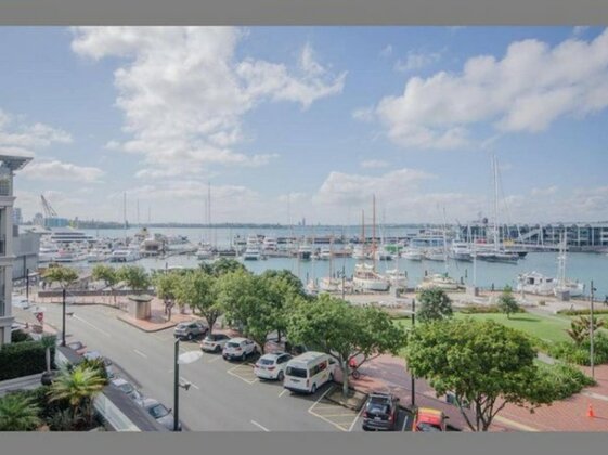 Spacious Apt w/Harbour View Free Parking & Pool - Photo4